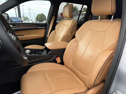 Certified 2025 Jeep Grand Cherokee Summit w/ Luxury Tech Group V AWD/4WD image 17