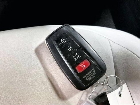 Used 2018 Toyota Prius Prime Advanced FWD image 11