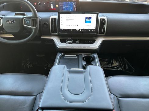 Used 2025 Ford Expedition Active AWD/4WD image 13