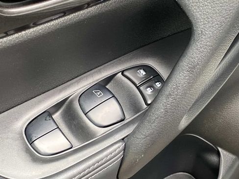 Used 2020 Nissan Rogue S FWD image 13