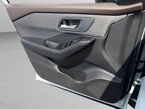 Used 2023 Nissan Rogue SV image 21