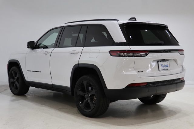 Used 2023 Jeep Grand Cherokee Altitude AWD/4WD image 5
