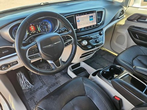 Used 2022 Chrysler Pacifica Touring-L image 11
