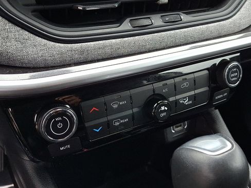 Used 2022 Jeep Compass Latitude image 16