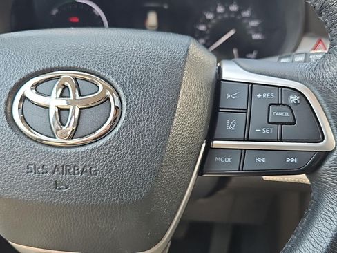 Used 2024 Toyota Sienna XLE FWD image 15