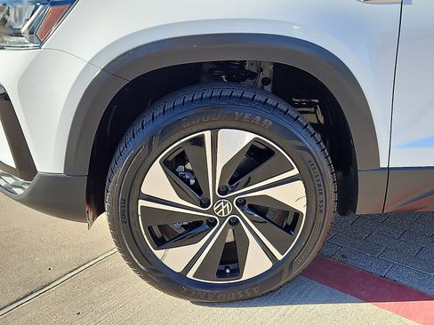 Certified 2023 Volkswagen Taos SE w/ Panoramic Sunroof Package image 5