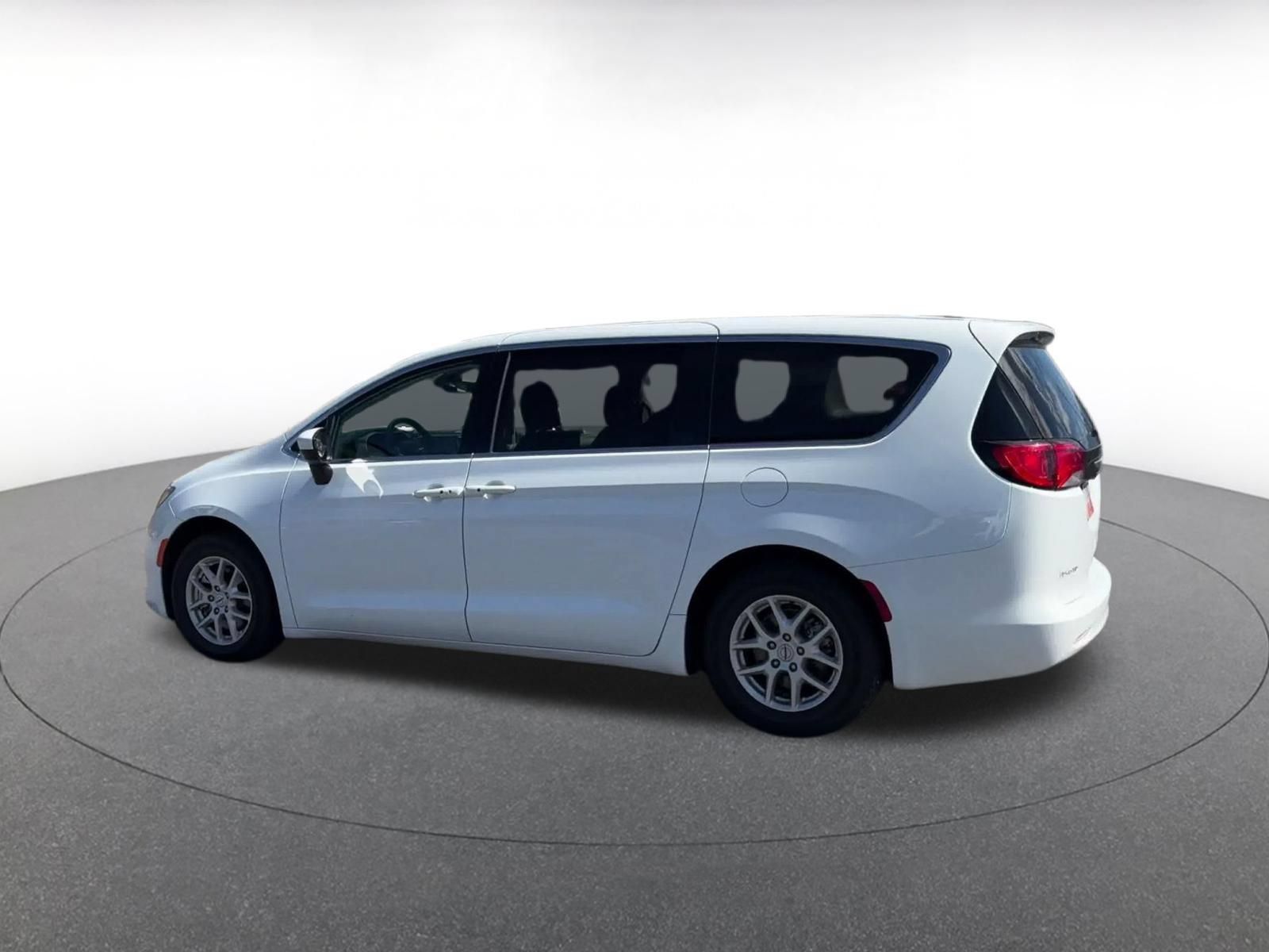 Used 2023 Chrysler Voyager LX FWD image 9