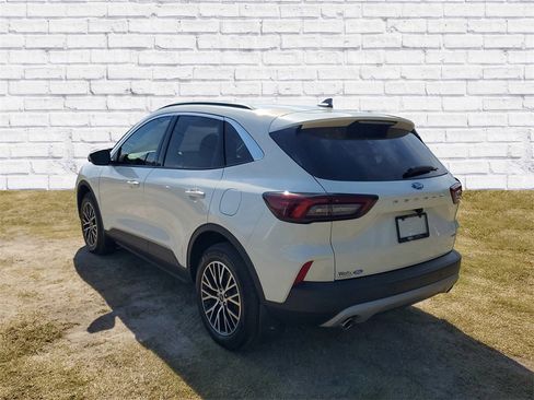 Used 2023 Ford Escape SE image 3