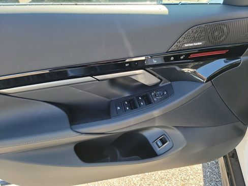 New 2025 BMW 530i xDrive w/ Premium Package image 10