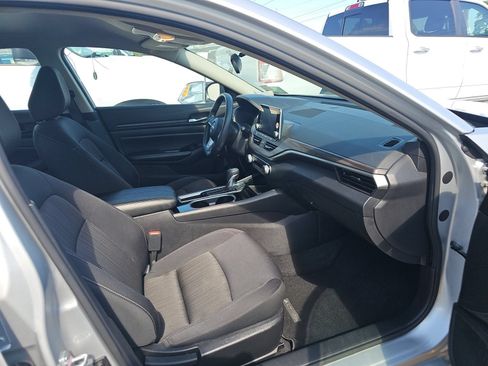 Used 2024 Nissan Altima 2.5 SV FWD image 7