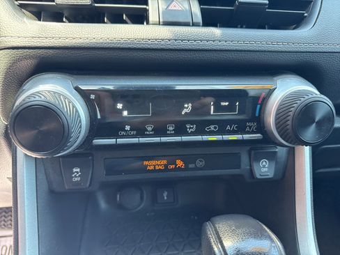 Used 2020 Toyota RAV4 LE w/ All Weather Liner Package AWD/4WD image 24