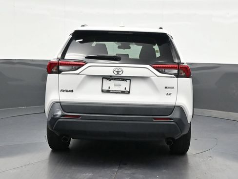 Used 2020 Toyota RAV4 LE FWD image 4