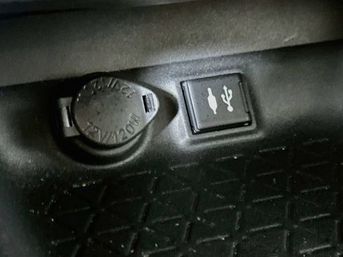 Used 2019 Toyota RAV4 XLE w/ Convenience Package FWD image 29