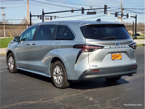 Used 2024 Toyota Sienna LE FWD image 12