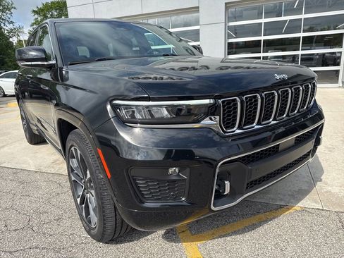 Used 2023 Jeep Grand Cherokee Overland w/ Luxury Tech Group IV AWD/4WD image 13