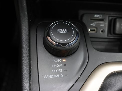 Used 2016 Jeep Cherokee Latitude w/ Cold Weather Group AWD/4WD image 38