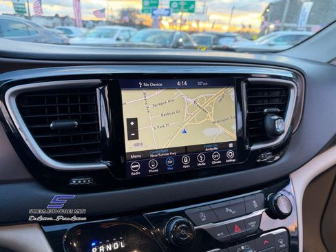 Used 2019 Chrysler Pacifica Touring-L image 42