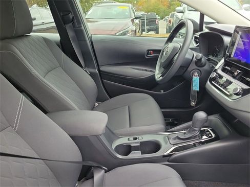 Used 2025 Toyota Corolla LE image 31
