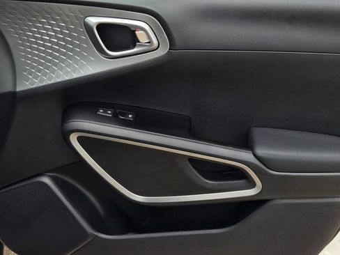 Used 2025 Kia Soul LX image 9