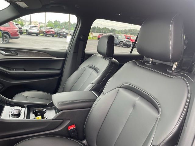 Used 2025 Jeep Grand Cherokee L Limited RWD image 8