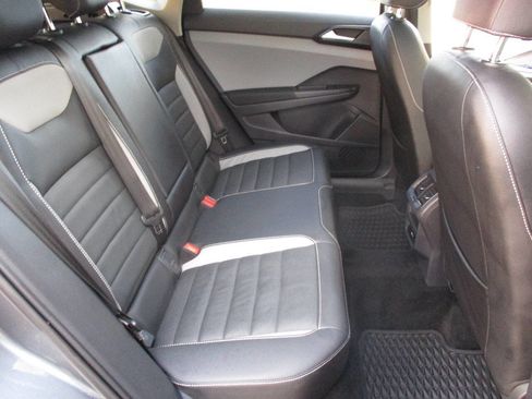 Used 2022 Volkswagen Taos SEL image 27