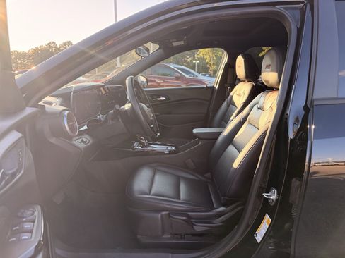 Used 2025 Chevrolet Trax RS w/ Sunroof Package FWD image 14