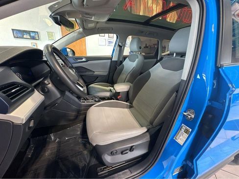 Used 2024 Volkswagen Taos SE w/ Panoramic Sunroof Package image 4