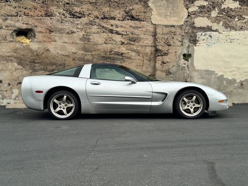 Used 2004 Chevrolet Corvette Coupe w/ Preferred Equipment Group RWD image 3