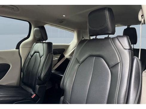 Used 2024 Chrysler Pacifica Touring-L image 20