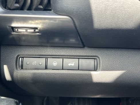 Used 2025 Nissan Pathfinder SL AWD/4WD image 25