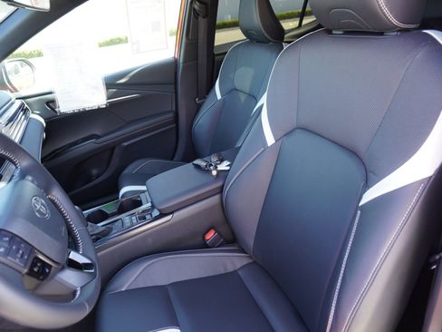 Used 2025 Toyota Camry SE w/ Convenience Package FWD image 20