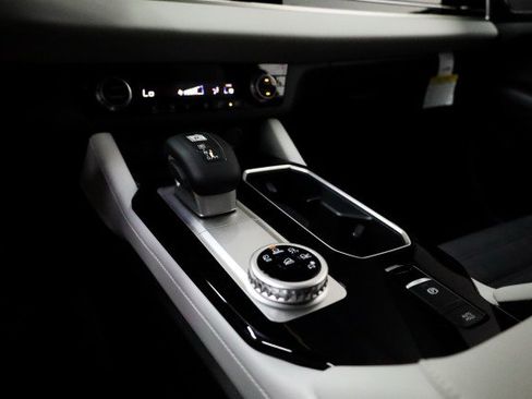 New 2025 Mitsubishi Outlander SE image 14