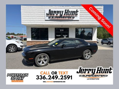 Used 2019 Dodge Challenger SXT image 1