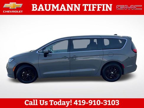 Used 2023 Chrysler Pacifica Touring-L FWD image 12
