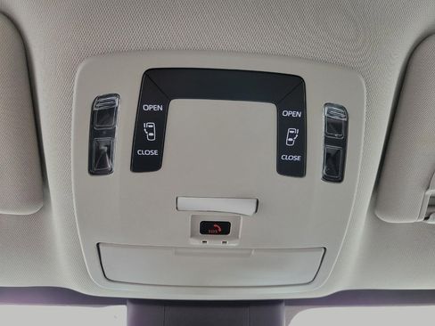 Used 2025 Toyota Sienna LE image 19
