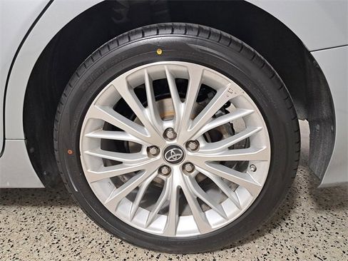 Used 2019 Toyota Camry XLE image 6