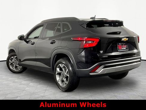 Used 2024 Chevrolet Trax LT w/ Driver Confidence Package FWD image 4
