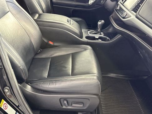 Used 2018 Toyota Highlander XLE image 17