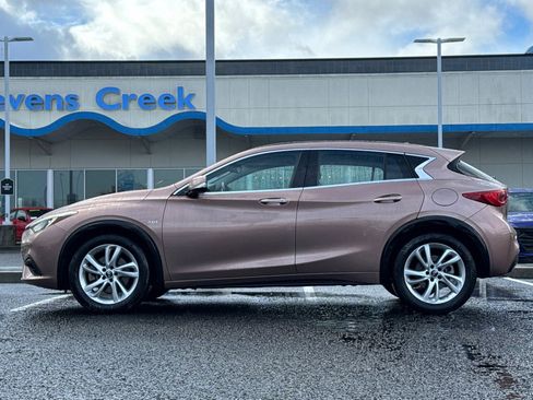 Used 2017 INFINITI QX30 image 2