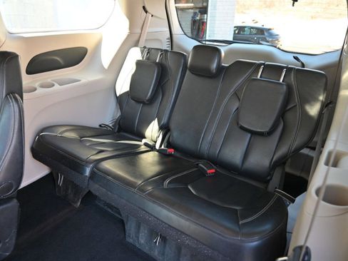 Used 2023 Chrysler Pacifica Touring-L image 17