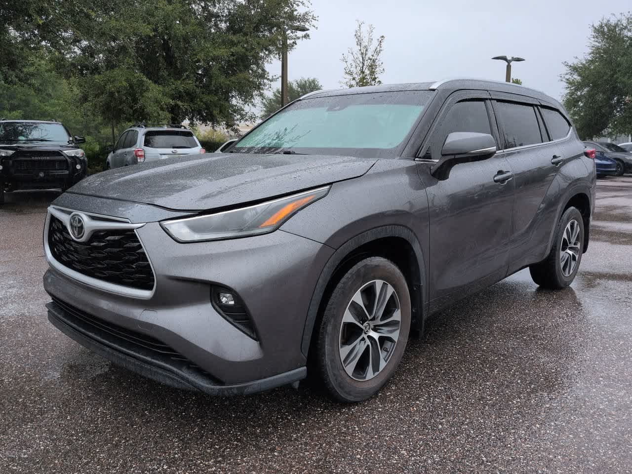 Certified 2021 Toyota Highlander XLE AWD/4WD image 2