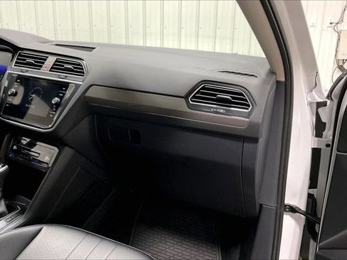 Used 2024 Volkswagen Tiguan SE w/ Panoramic Sunroof Package FWD image 16