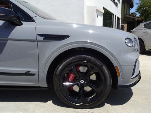 Used 2023 Bentley Bentayga AWD/4WD image 10