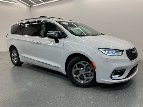 Used 2023 Chrysler Pacifica Limited FWD image 2