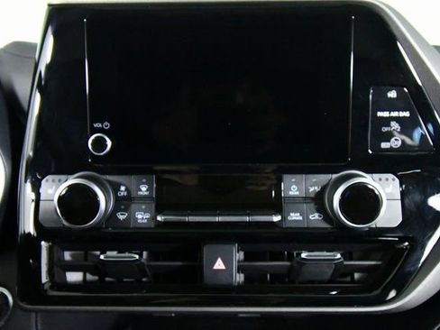 Used 2023 Toyota Highlander XLE image 4