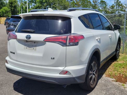 Used 2018 Toyota RAV4 LE FWD image 8
