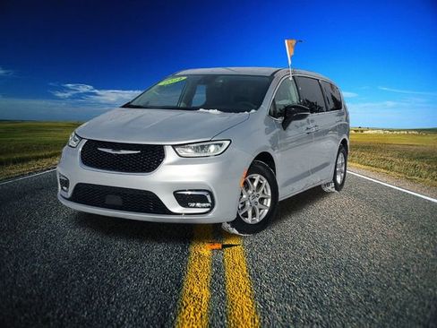 Certified 2024 Chrysler Pacifica Touring-L image 31