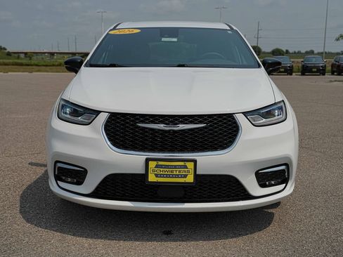 Used 2026 Chrysler Pacifica Select FWD image 2