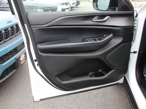 Used 2023 Jeep Grand Cherokee Altitude AWD/4WD image 19