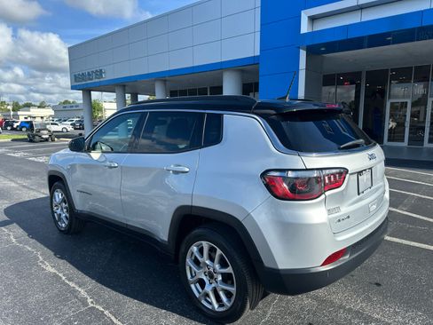 Used 2025 Jeep Compass Limited AWD/4WD image 3